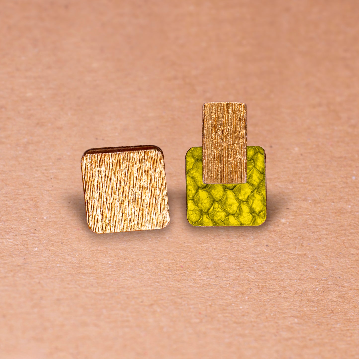 La boucle d'oreilles Ariel en cuir marin et crépon doré