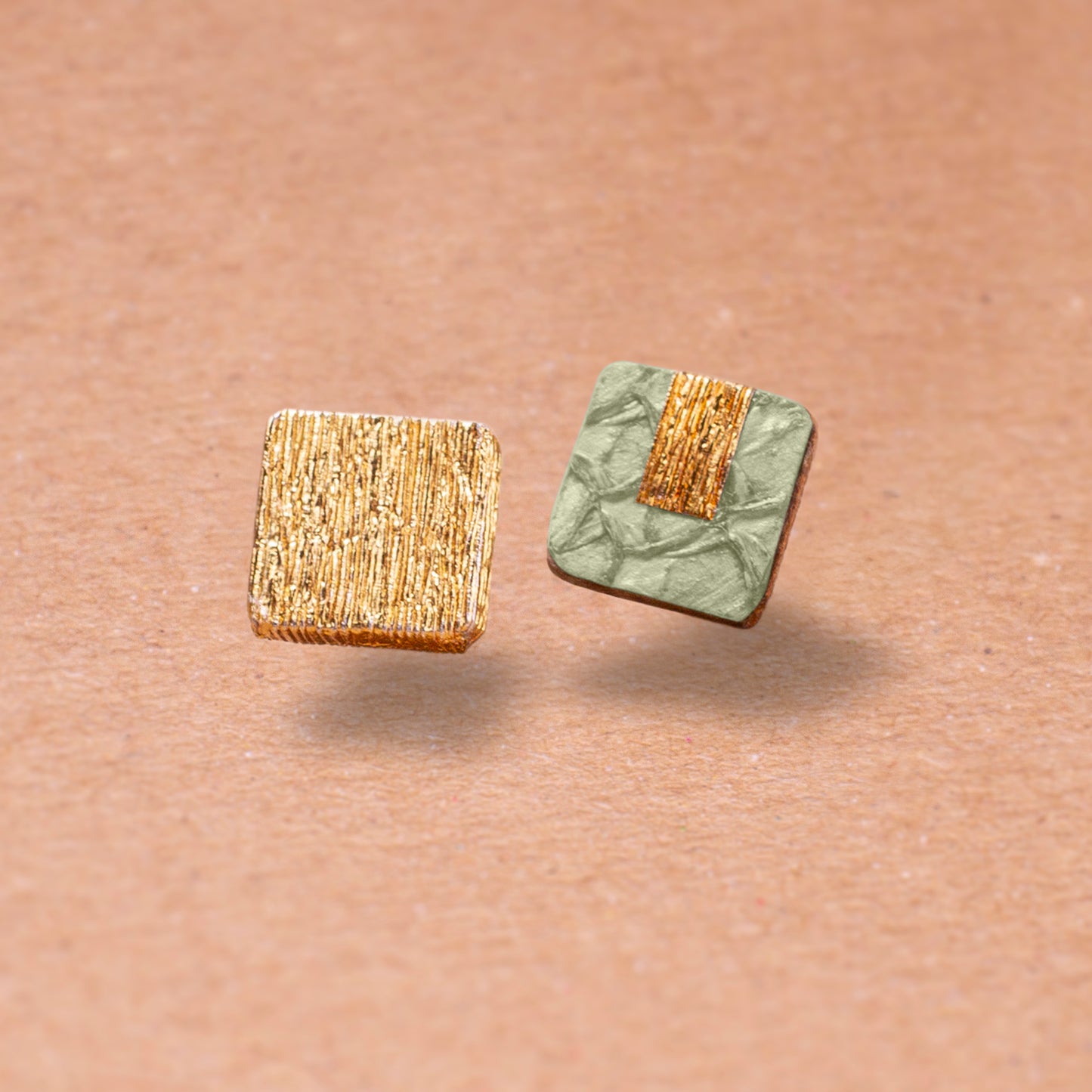La petite puce d'oreilles MILA en cuir marin et en crépon doré