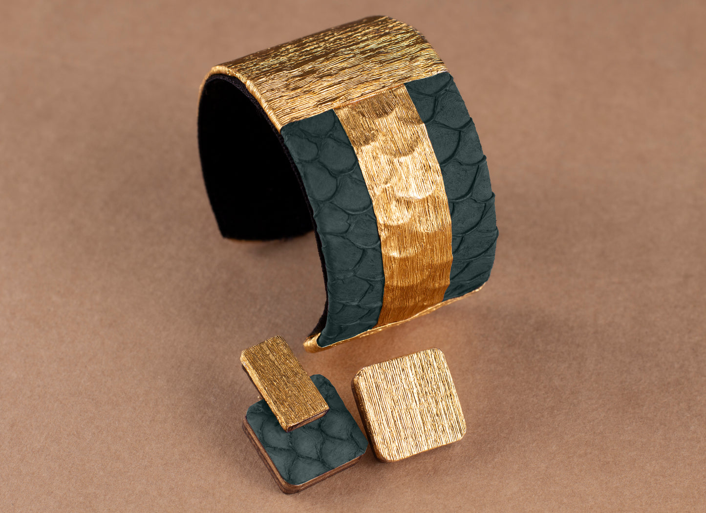 La Manchette ELENA en cuir marin et crépon doré