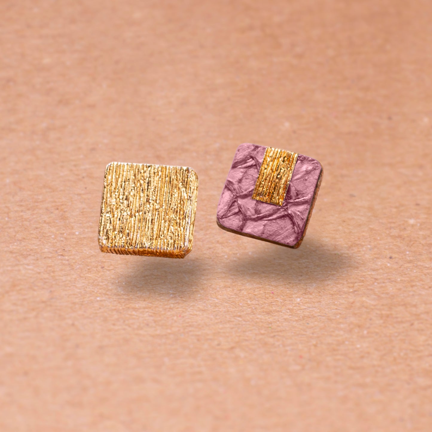 La petite puce d'oreilles MILA en cuir marin et en crépon doré
