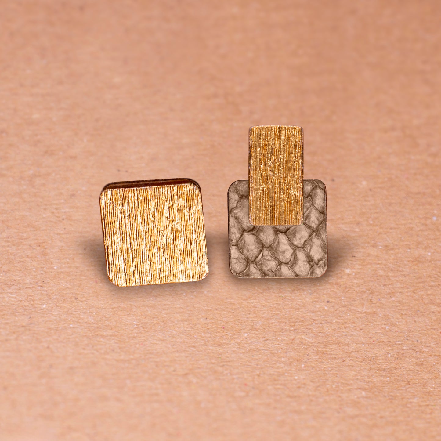 La boucle d'oreilles Ariel en cuir marin et crépon doré
