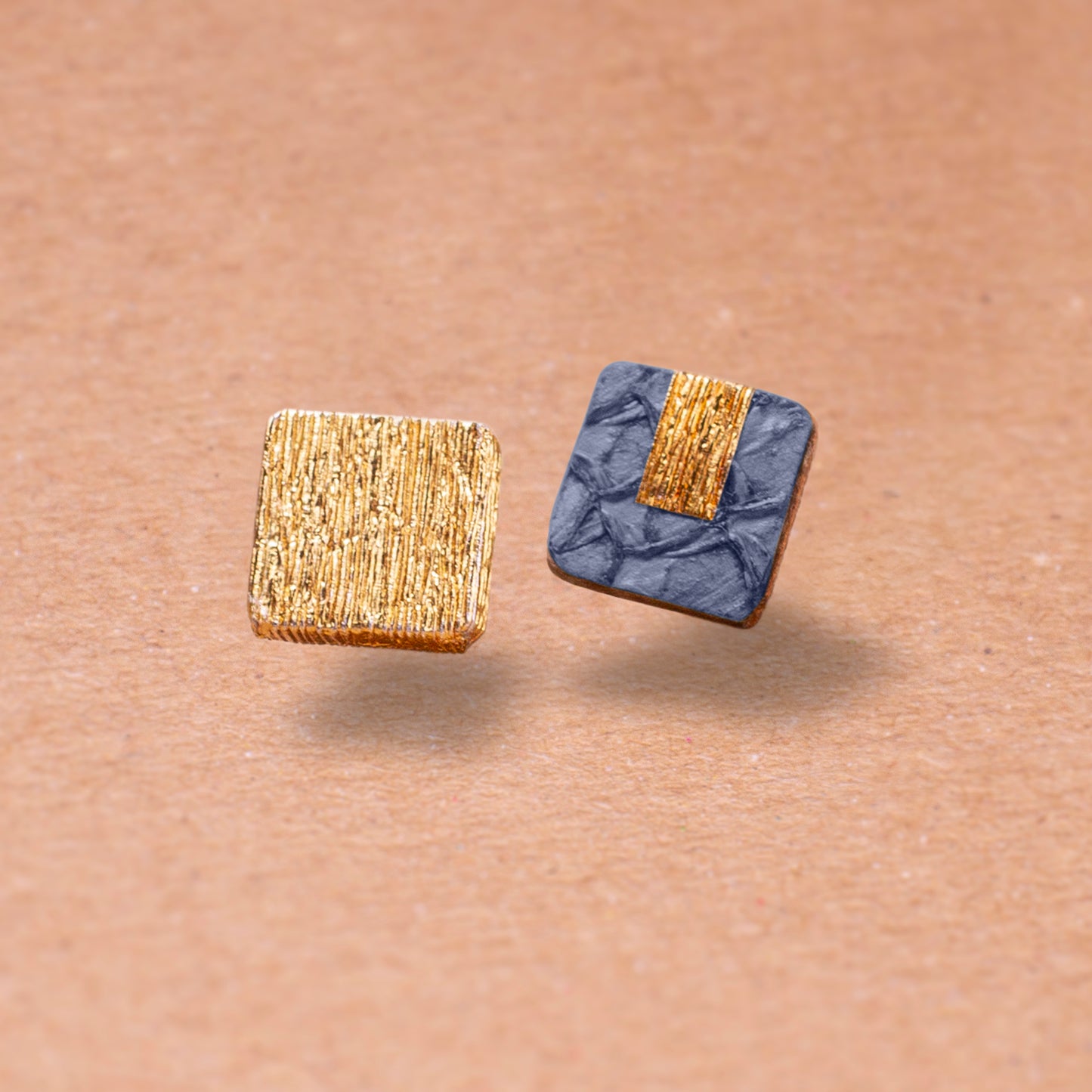 La petite puce d'oreilles MILA en cuir marin et en crépon doré