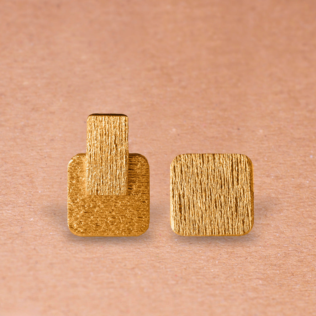 papier crépon argent doré
boucles d'oreille asymetriques
bijoux légers