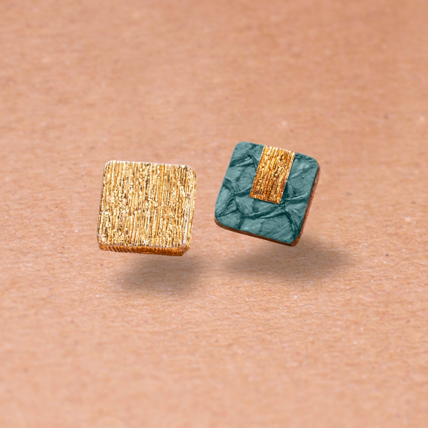 La petite puce d'oreilles MILA en cuir marin et en crépon doré