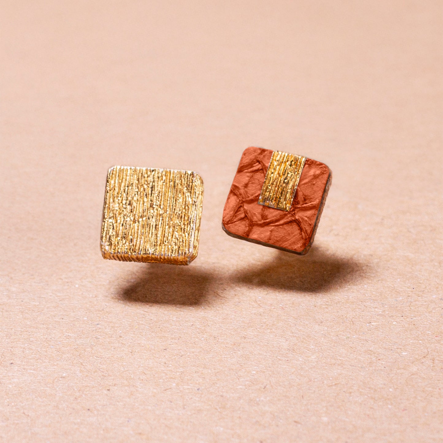 La petite puce d'oreilles MILA en cuir marin et en crépon doré