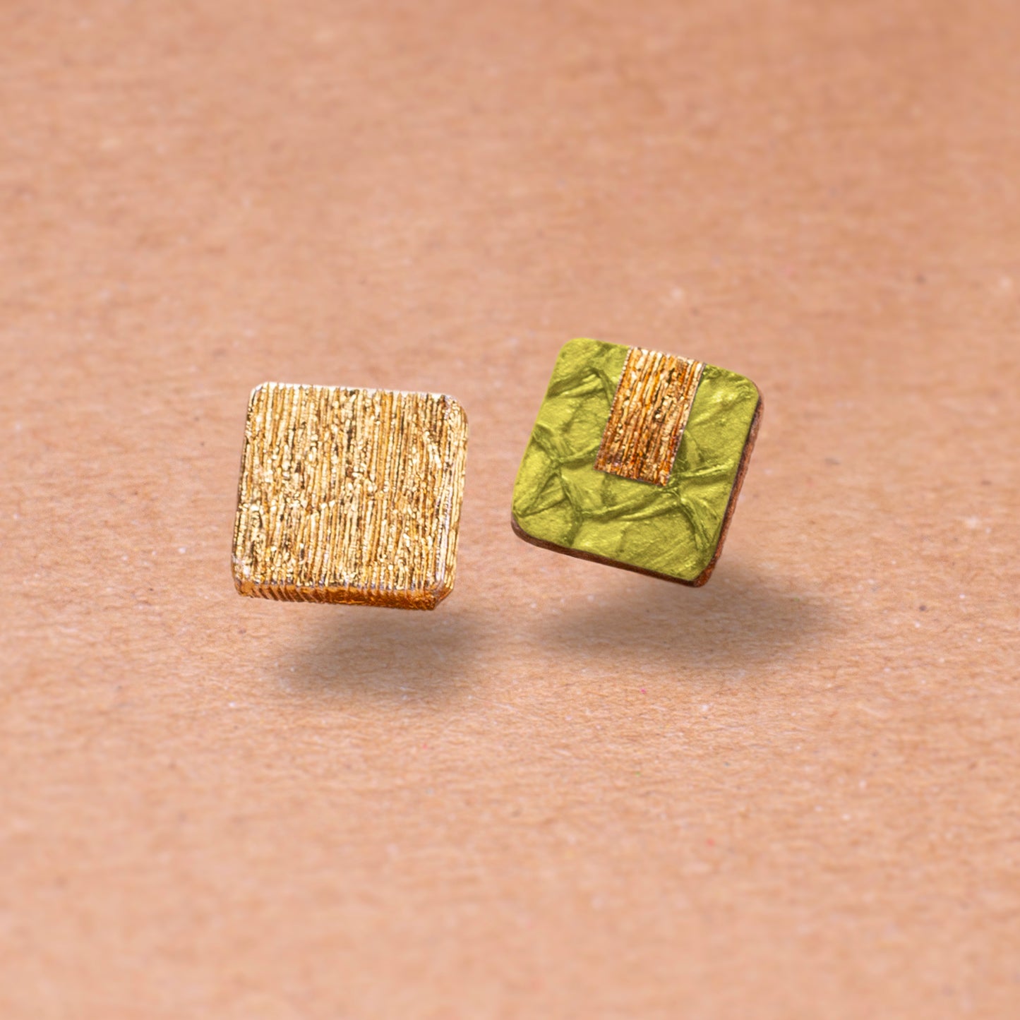 La petite puce d'oreilles MILA en cuir marin et en crépon doré