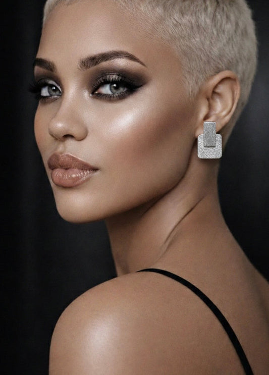 La boucle d'oreilles asymétrique JANA en crépon
