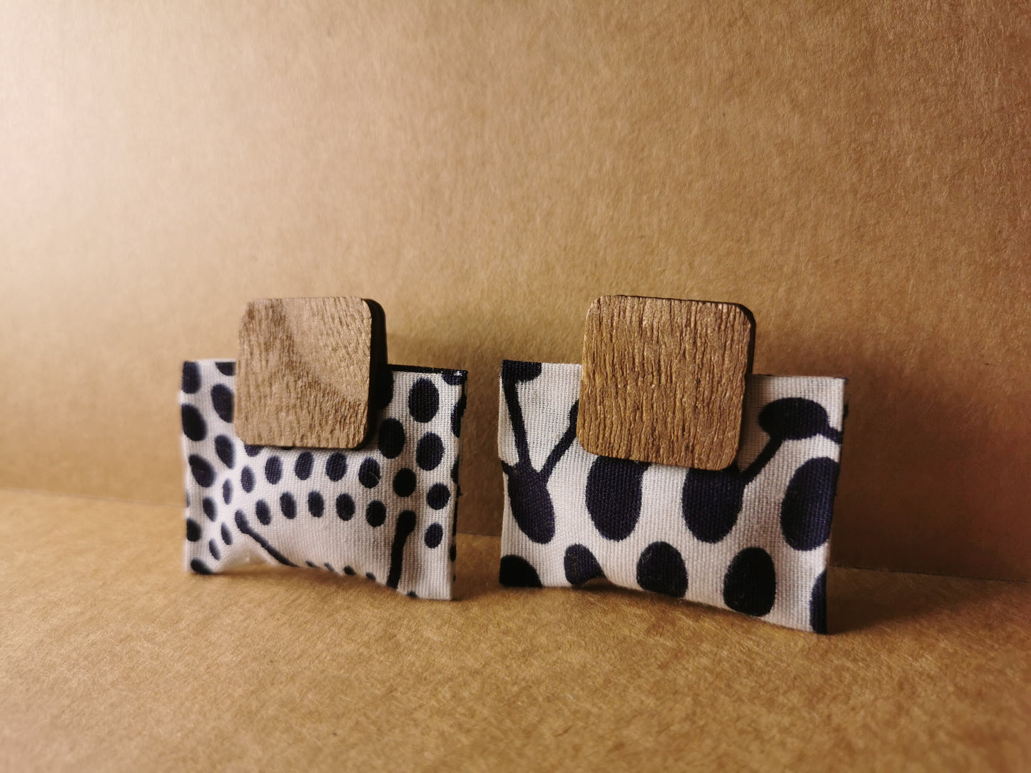 La boucle d’oreille Djena en bois et tissu wax