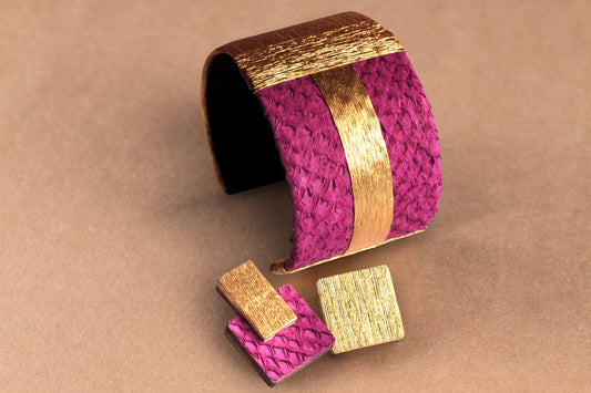 La Manchette ELENA en cuir marin et crépon doré