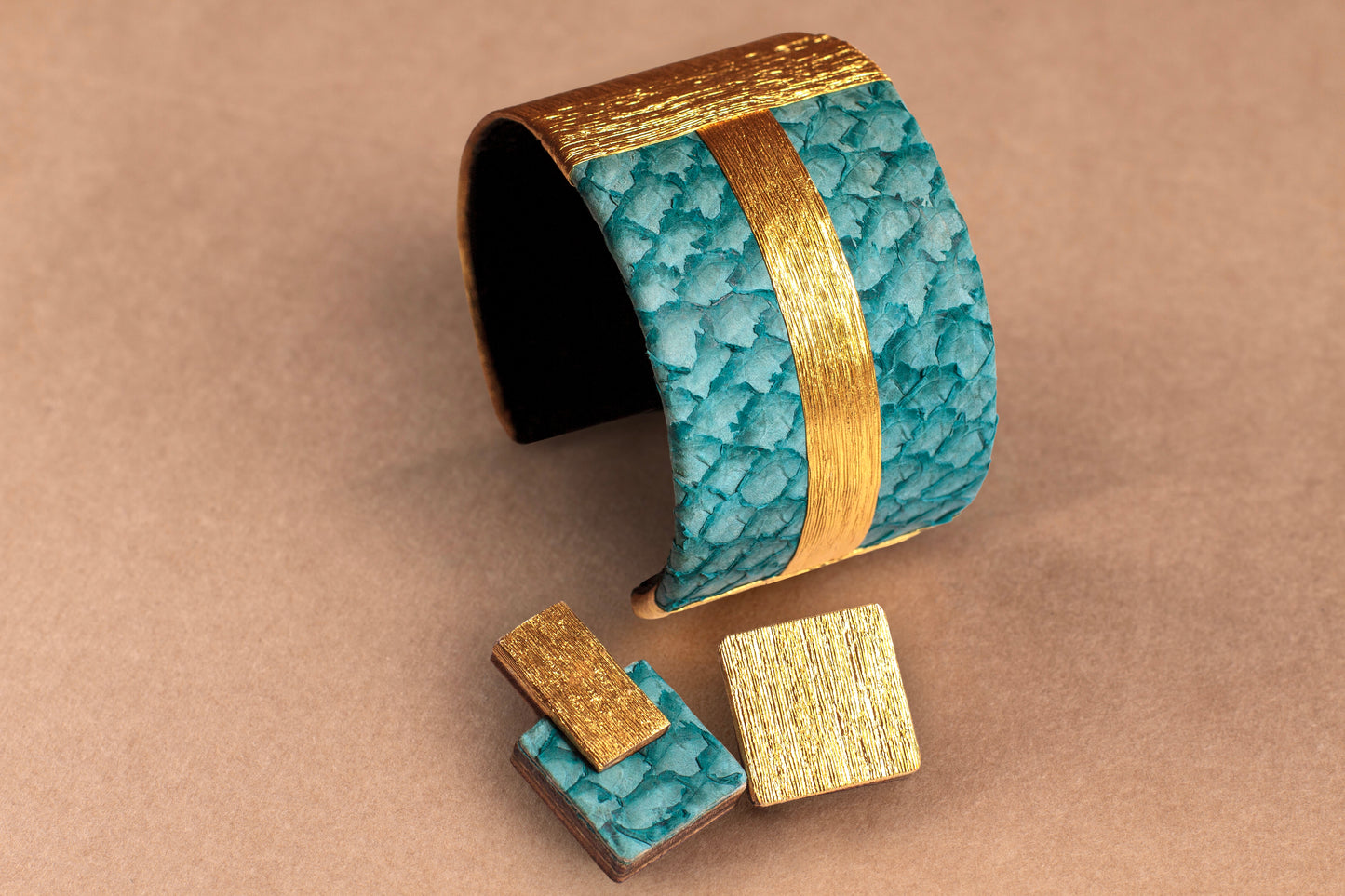 La Manchette ELENA en cuir marin et crépon doré