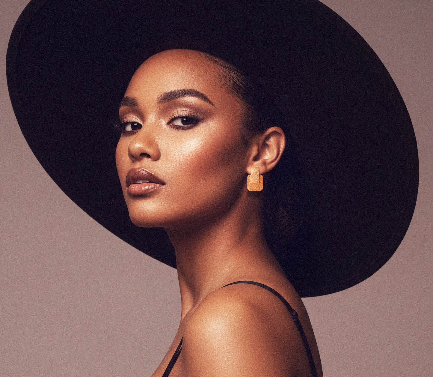 La boucle d'oreilles asymétrique JANA en crépon