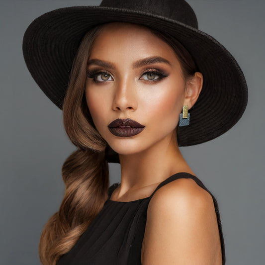 La boucle d'oreilles Ariel en cuir marin et crépon doré