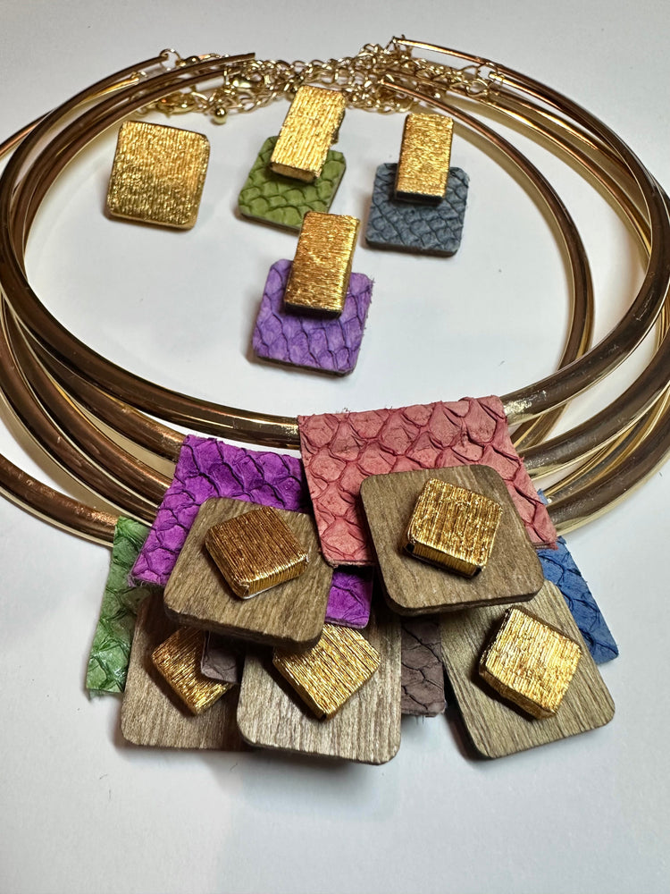 boucles d'oreilles en cuir de saumon tannage naturel, en bois et en papier crépon stabilisé, originale car un coté cuir crépon et un autre coté tout crépon; bijoux élégant et ecoresponsable