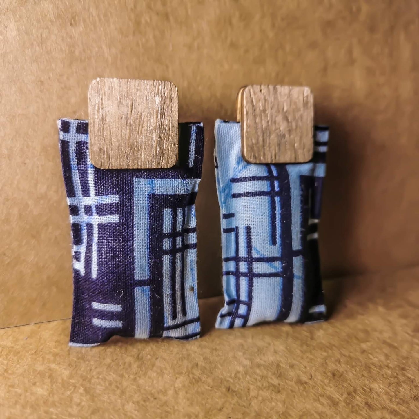 La boucle d’oreille Djena en bois et tissu wax