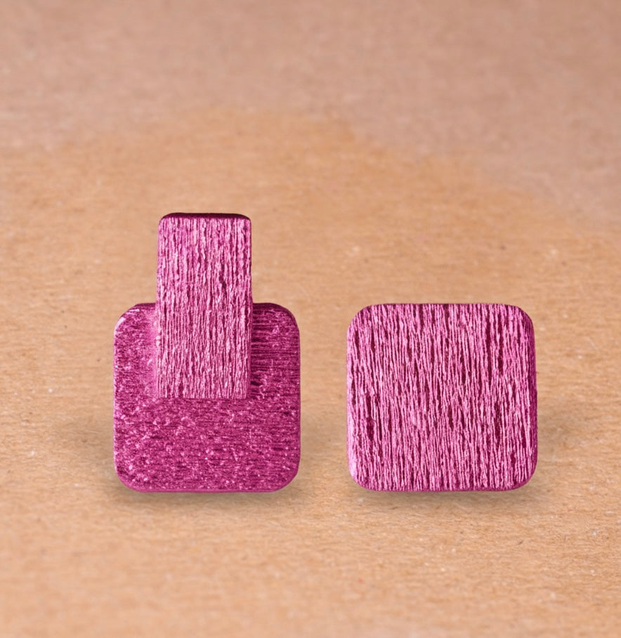 La boucle d'oreilles asymétrique JANA en crépon