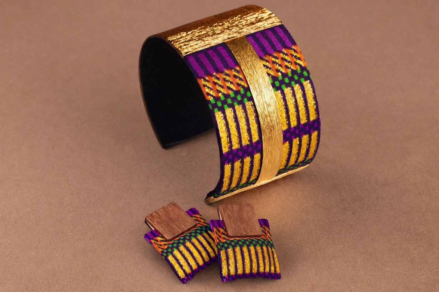 La boucle d’oreille Djena en bois et tissu wax