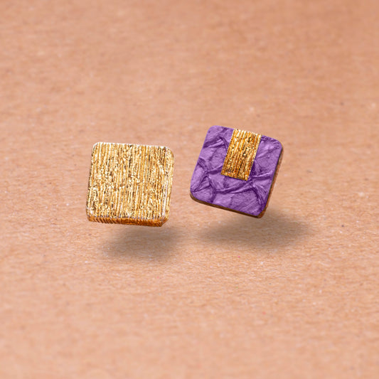 La petite puce d'oreilles MILA en cuir marin et en crépon doré