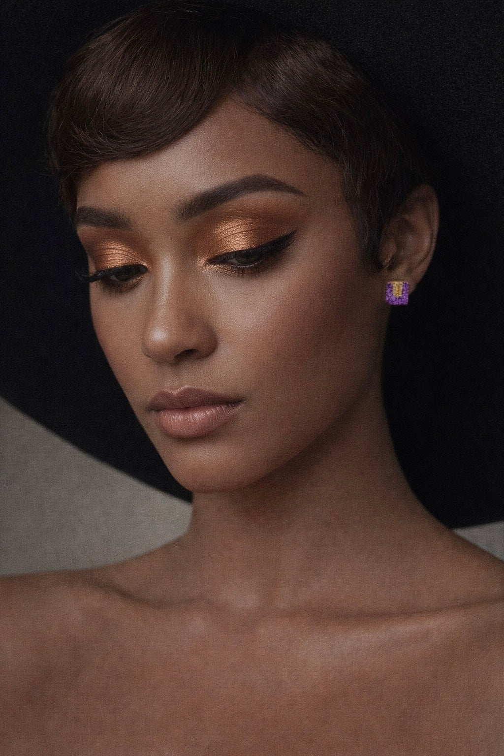 La petite puce d'oreilles MILA en cuir marin et en crépon doré