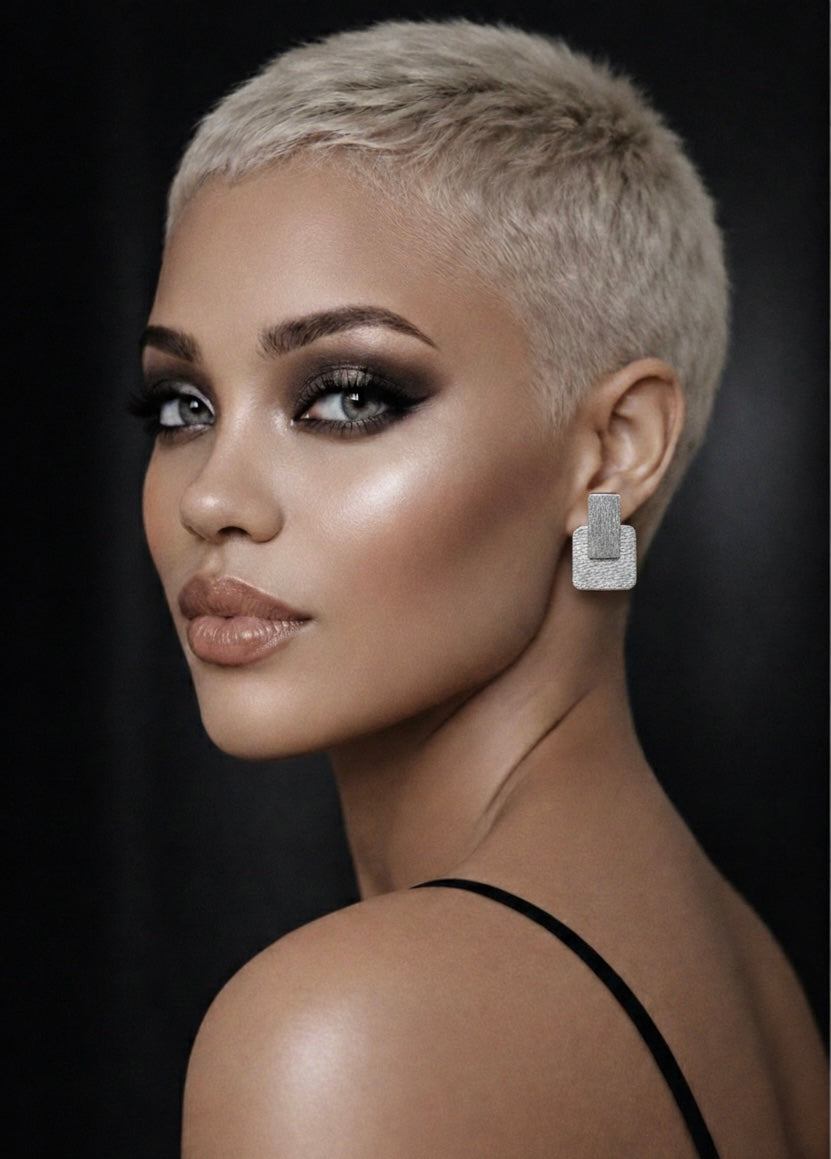 La boucle d'oreilles asymétrique JANA en crépon