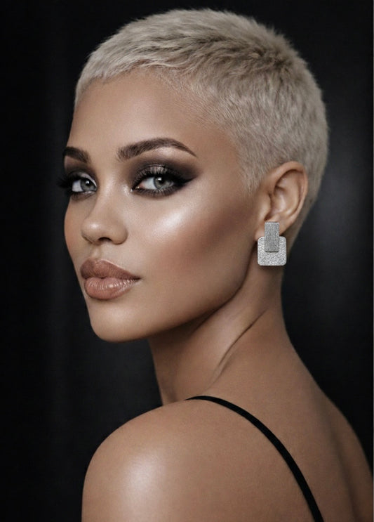 La boucle d'oreilles asymétrique JANA en crépon