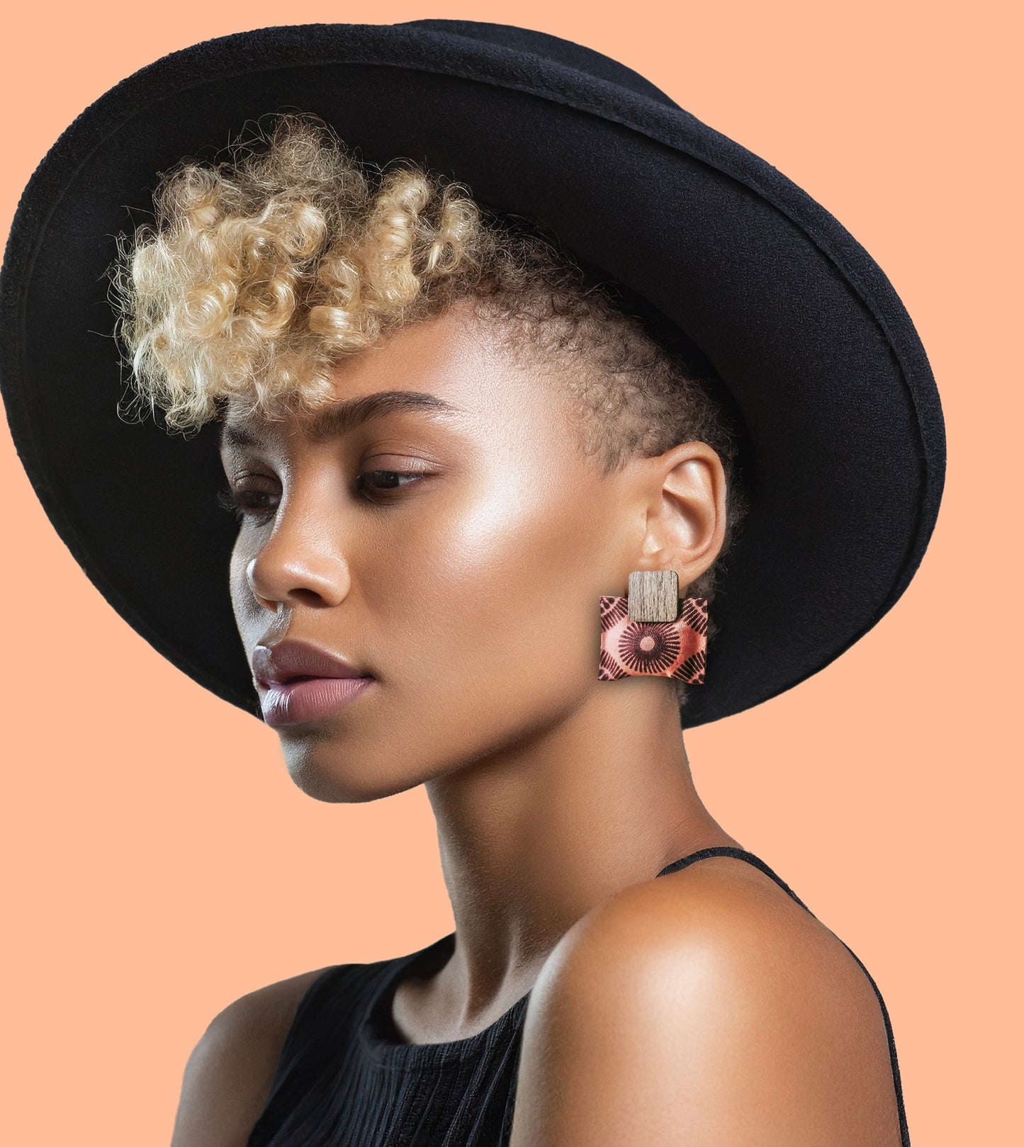 La boucle d’oreille Djena en bois et tissu wax